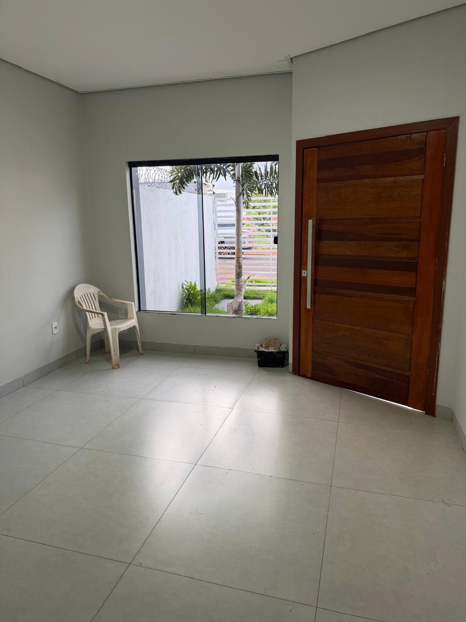 Sala de entrada com porta de madeira