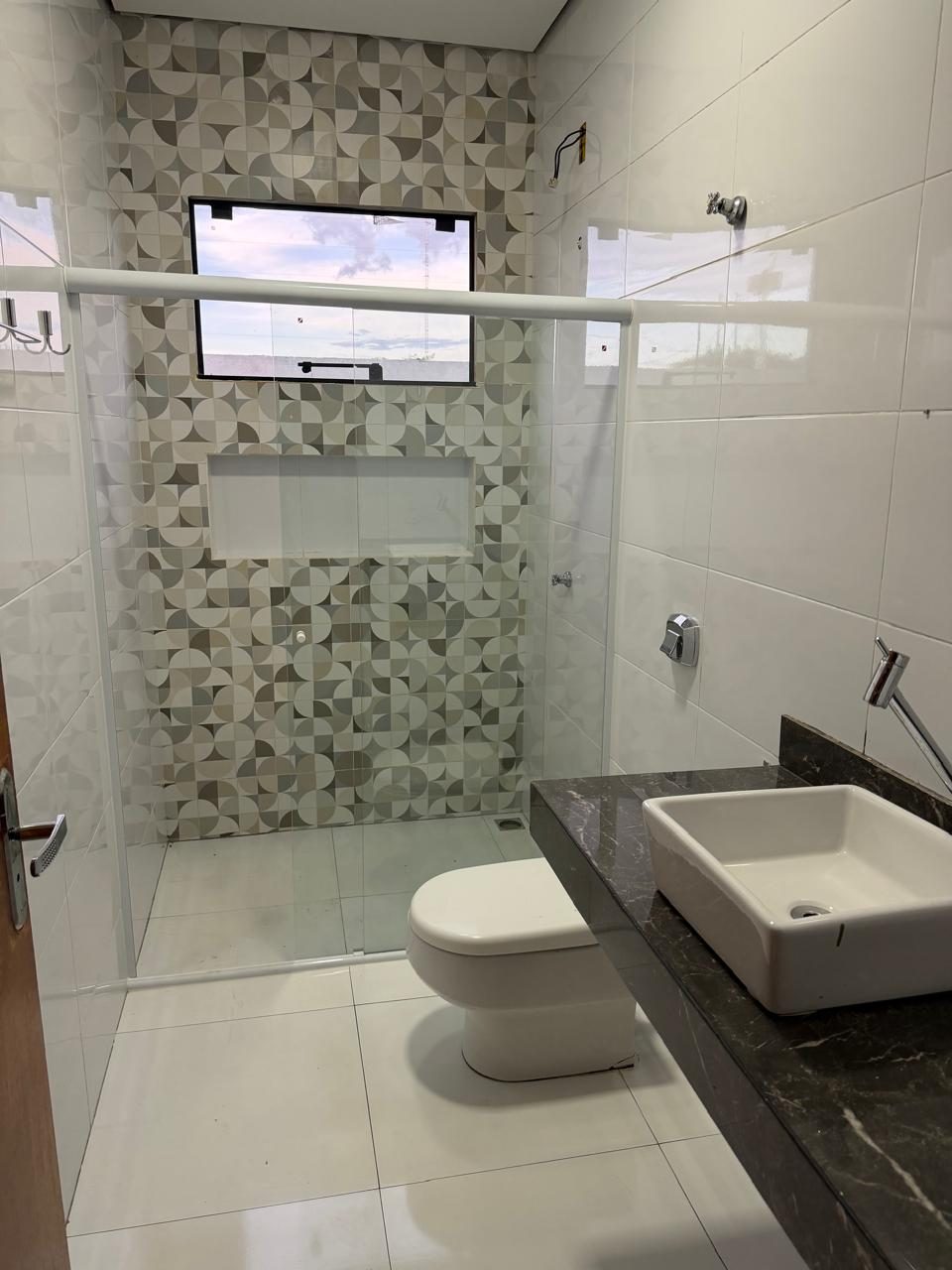 Banheiro da suíte com box de vidro