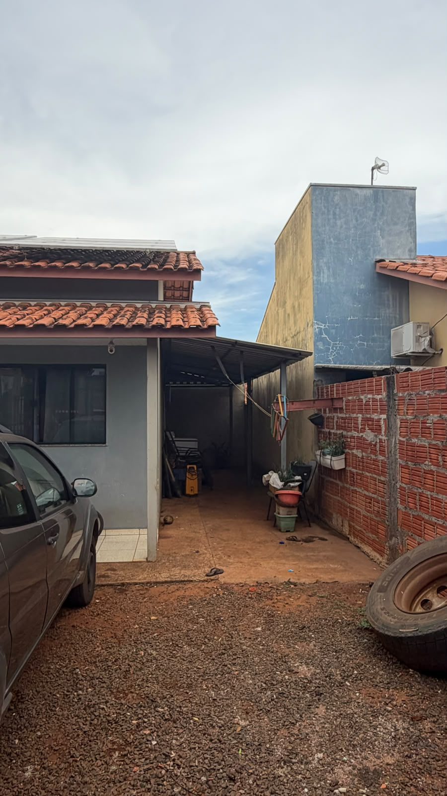 Lateral e garagem