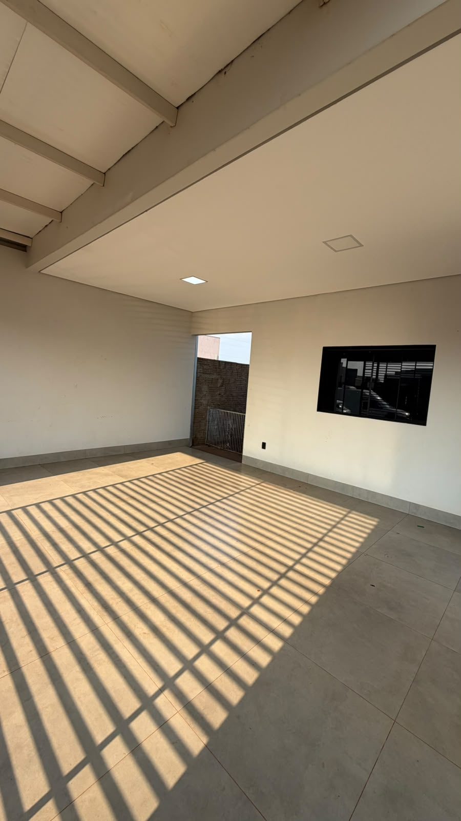 Garagem coberta com passagem lateral
